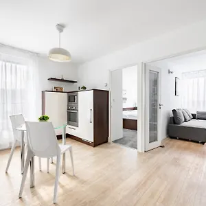 Apartment Family, Prag